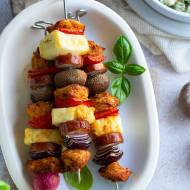 Szaszłyki z indykiem, kiełbasą i halloumi