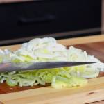 Surówka z pora z curry, ananasa i pistacji