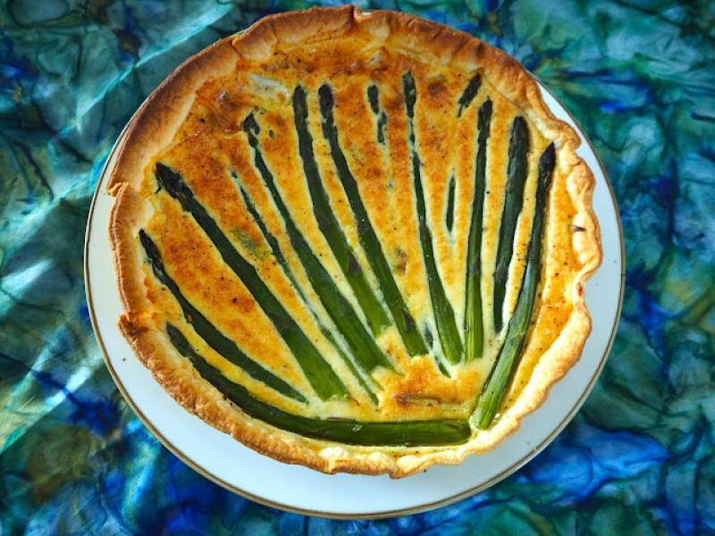 TARTA Z ZIELONYMI SZPARAGAMI, SEREM I CEBULKĄ DYMKĄ