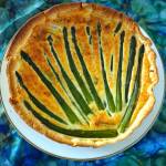 TARTA Z ZIELONYMI SZPARAGAMI, SEREM I CEBULKĄ DYMKĄ