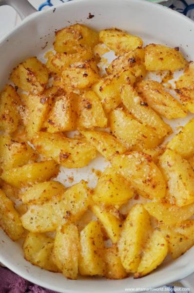 Zapiekane ziemniaczki z parmezanem z miętowym dipem
