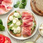 Zwykła kanapka? Nie tym razem! Prosciutto, aioli i bazyliowe szaleństwo