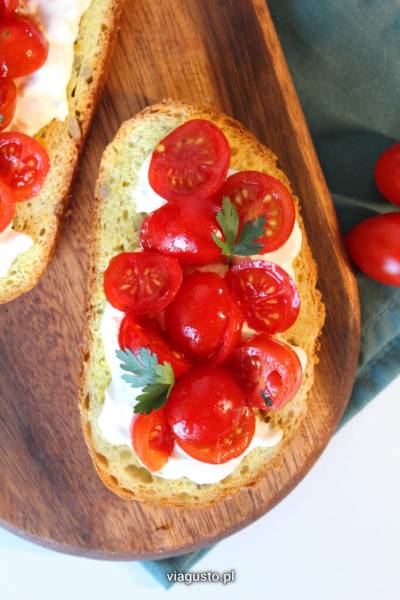 Bruschetta z burratą z pomidorkami