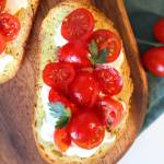 Bruschetta z burratą z pomidorkami
