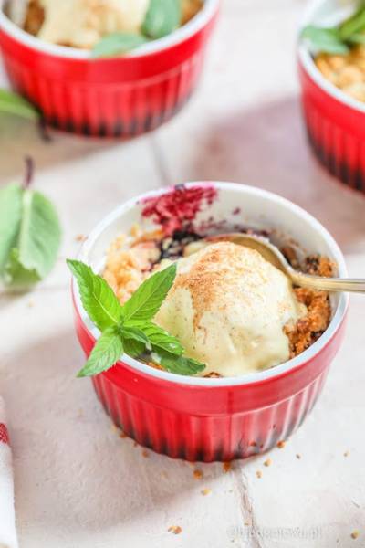 Crumble - owoce pod kruszonką z lodami