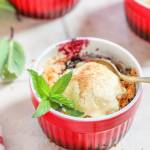 Crumble - owoce pod kruszonką z lodami