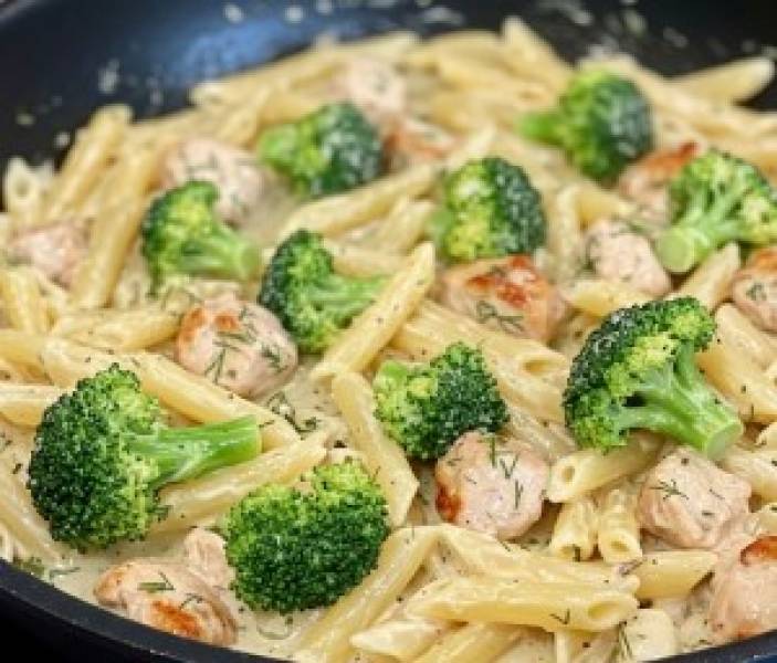 Penne w sosie śmietankowo-brokułowym z kurczakiem