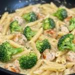 Penne w sosie śmietankowo-brokułowym z kurczakiem