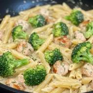 Penne w sosie śmietankowo-brokułowym z kurczakiem