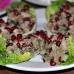 BABA GANOUSH z pieczonego bakłażana z tahini  granatem na liściach sałaty