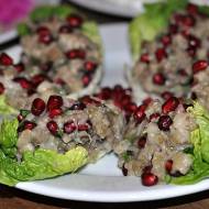 BABA GANOUSH z pieczonego bakłażana z tahini  granatem na liściach sałaty