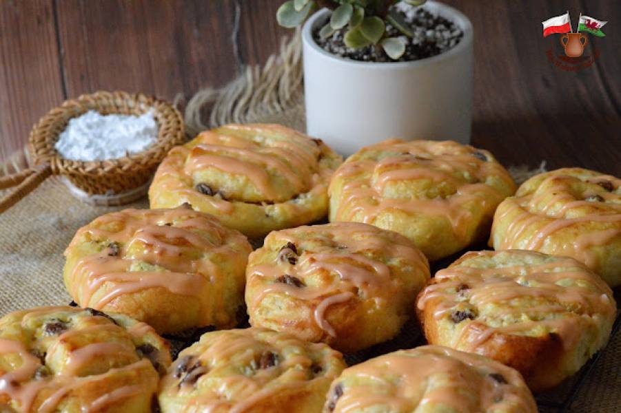 DROŻDŻOWE ŚLIMAKI Z SEREM I CYTRYNOWYM LUKREM