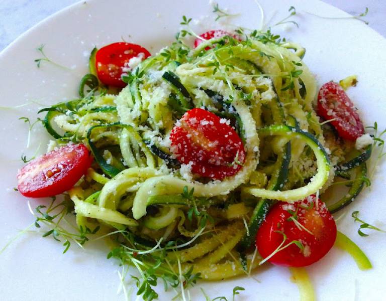 Spaghetti z cukinii z pomidorkami i parmezanem