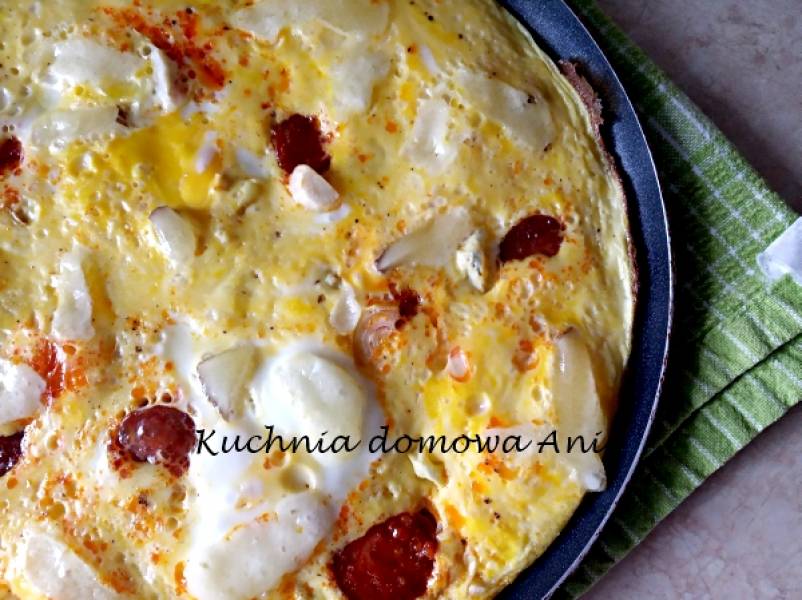 Omlet z chorizo, cebulą i mozzarellą