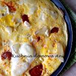 Omlet z chorizo, cebulą i mozzarellą