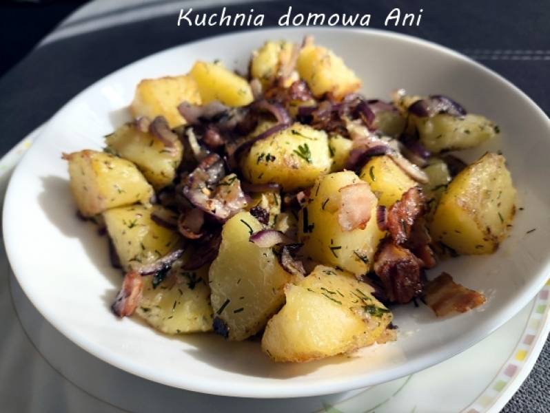 Ziemniaki z boczkiem i cebulą do mięs z grilla i piekarnika