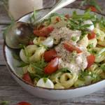 Sałatka z serowym tortellini i pomidorowym dressingiem