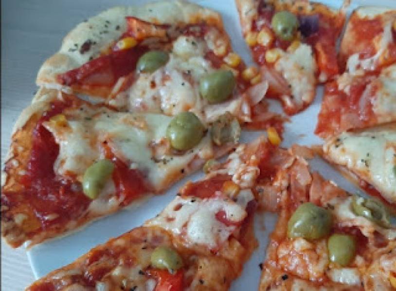 Pizza z domowym sosem i ziołami