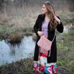 Stylizacja boho z makramową torebką