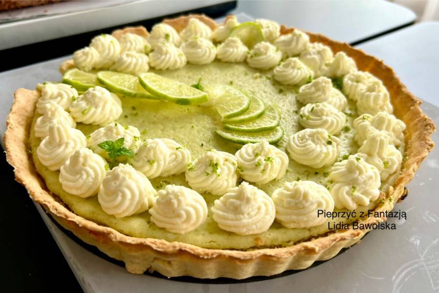 Tarta limonkowa – tropikalna rozkosz na kruchym spodzie