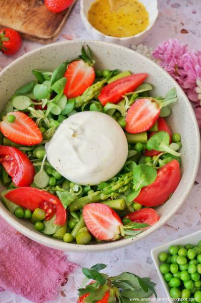 Sałatka burrata szparagi truskawki
