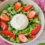 Sałatka burrata szparagi truskawki