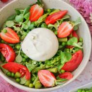 Sałatka burrata szparagi truskawki