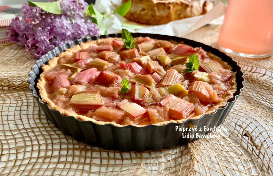 Tarta z kremem waniliowym i pieczonym rabarbarem