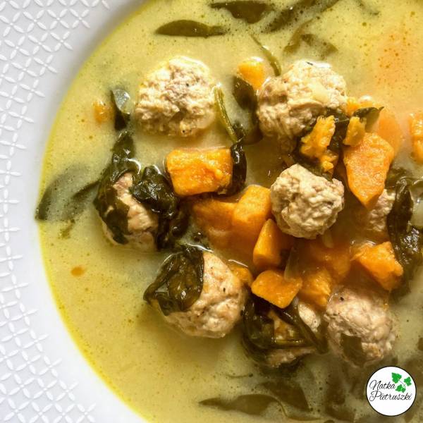 Zupa curry z klopsikami z indyka. Niskokaloryczna i bogato odżywcza propozycja dla każdego.