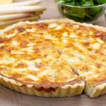 Tarta z białymi szparagami i prosciutto