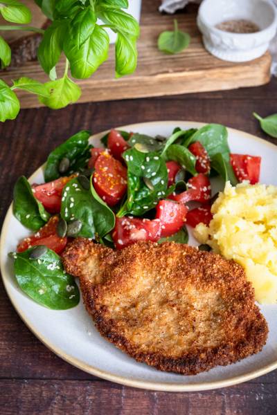 Kotlet schabowy z sałatką pomidorowo-szpinakową