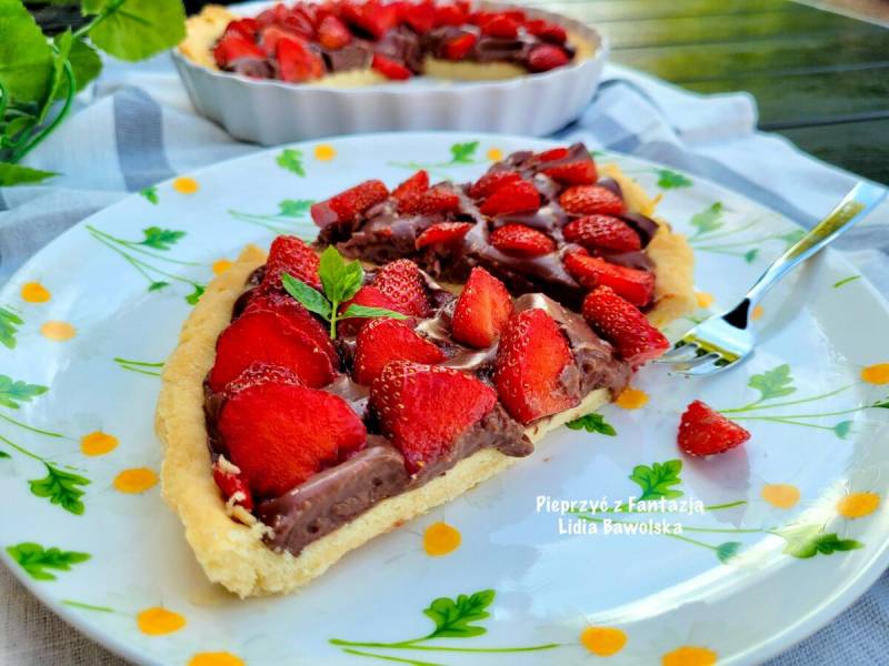 Tarta z kremem czekoladowym i truskawkami – deser na lato