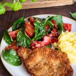 Kotlet schabowy z sałatką pomidorowo-szpinakową