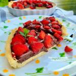 Tarta z kremem czekoladowym i truskawkami – deser na lato