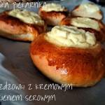 Drożdżówki z kremowym nadzieniem serowym