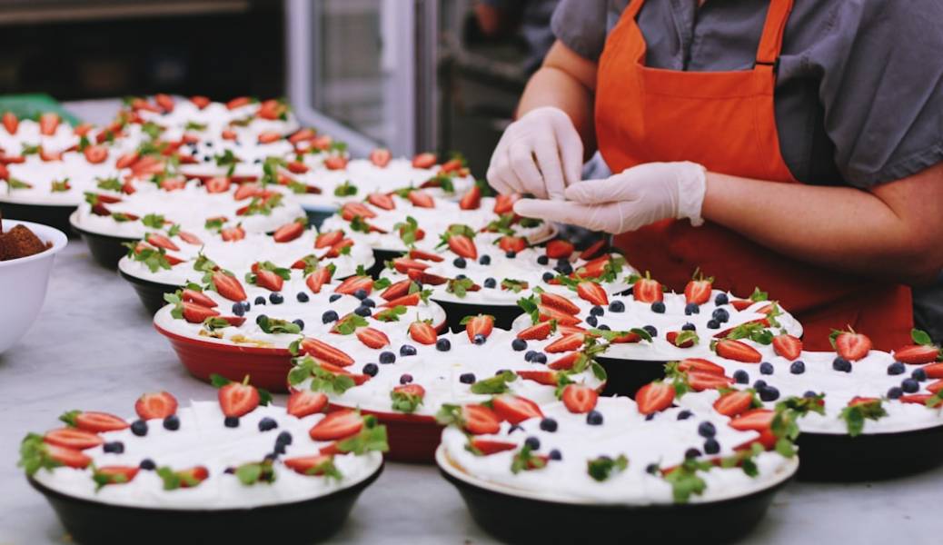 Dlaczego rękawiczki nitrylowe to standard w przemyśle spożywczym i gastronomii?