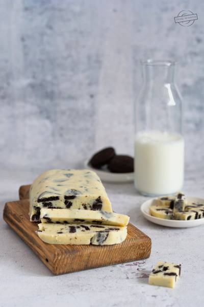 Biały blok czekoladowy – z mlekiem skondensowanym i oreo