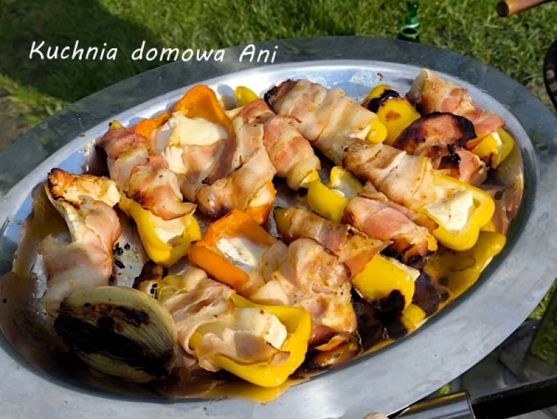 Grillowane papryczki faszerowane serem camembert