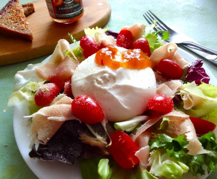 Burrata z mixem sałat i prosciutto