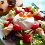 Burrata z mixem sałat i prosciutto