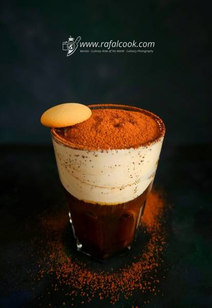 Cold brew tiramisu w szklance – kawa, która stała się deserem