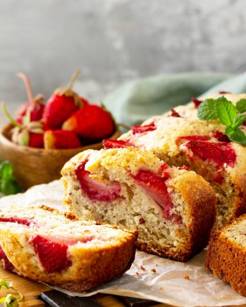 Chlebek bananowy z truskawkami