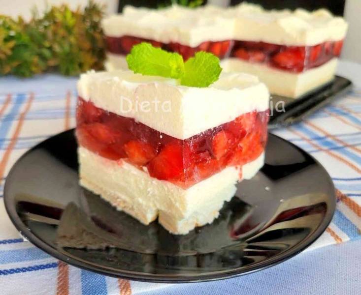 Ciasto truskawkowa chmurka bez pieczenia
