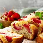 Chlebek bananowy z truskawkami