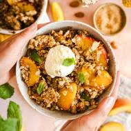 Brzoskwiniowy crumble – brzoskwinie pod kruszonką