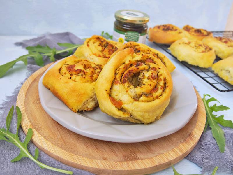 Drożdżowe ślimaczki z pesto - idealna przekąska