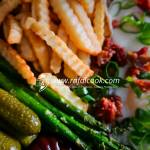 Frytki, szparagi i sadzone jajko – comfort food z twistem i historią