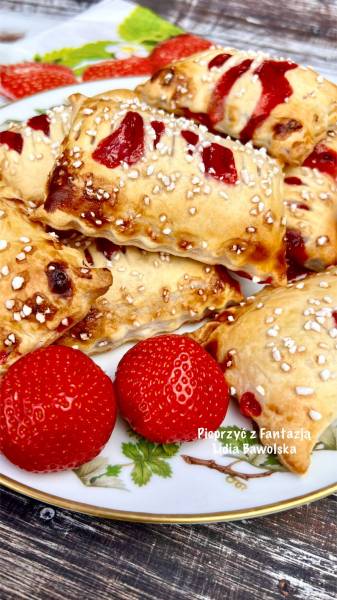 Ciastka z ciasta francuskiego z truskawkami – szybki deser