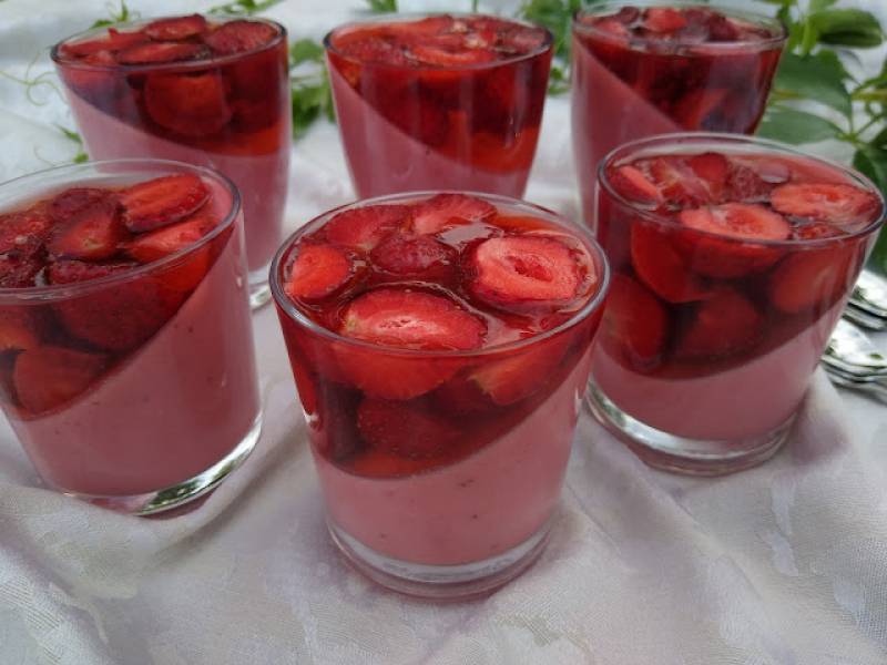 Mini serniczki truskawkowe