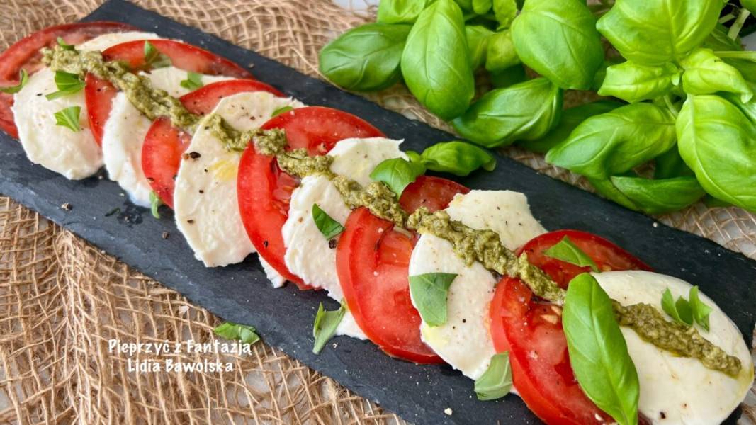 Sałatka caprese z pesto – letni przepis z pomidorami i mozzarellą